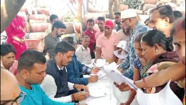 गिरिडीह: भाकपा माले द्वारा डाड़ीडीह बिजली कार्यालय में आयोजित शिविर में बिजली बिल माफी योजना से वंचित लोग पहुंचे