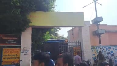 झांसी: मेडिकल अग्निकांड के बाद जिला अस्पताल की दीवार से सटकर लगी गुमटी वेंडिंग जोन से हटाई गई