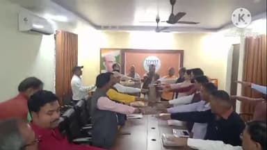 प्रतापगढ़: भारतीय जनता पार्टी कार्यालय प्रतापगढ़ पर संविधान दिवस पर जिला अध्यक्ष ने कार्यकर्ताओं को दिलाई शपथ