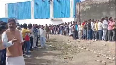 गुनौर: देवेंद्रनगर राइस मिल में खाद वितरण के लिए लगी लंबी लाइन, तहसीलदार और पुलिस बल मौजूद