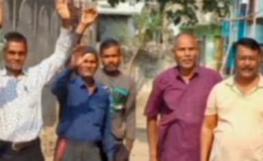 मुगलसराय: चंधासी वार्ड में सड़क निर्माण में अनियमितता को लेकर लोगों ने ठेकेदार के खिलाफ किया प्रदर्शन