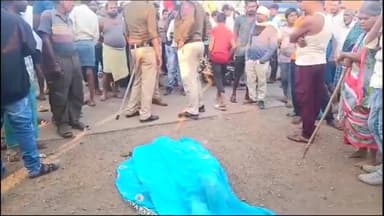 अकलतरा: अमरताल गांव में ट्रक ने बाइक सवारों को कुचला, 1 व्यक्ति की मौके पर मौत, अन्य 3 को गंभीर चोटें आईं