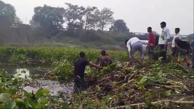 तेघरा: झमटिया गंगा घाट पर महिला स्वयंसेवी संस्था ने चलाया सफाई अभियान