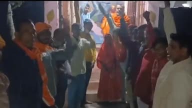 तेघरा: तेघड़ा नगर परिषद बाजार में विश्व हिंदू परिषद और बजरंग दल ने हिंदू महासभा को लेकर बैठक की