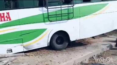 सिसई: महुआ दीपा के पास नेशनल हाईवे पर मोटरसाइकिल को बचाने के प्रयास में बस असंतुलित होकर सड़क किनारे दीवार से टकरा गई