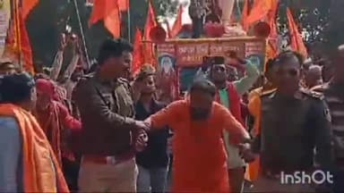 बटियागढ़: बागेश्वर पीठाधीश्वर की पदयात्रा में बालों से रथ खींच रहे बद्री विश्वकर्मा से दमोह टीआई ने मुलाकात कर सहारा दिया