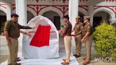 प्रतापगढ़: संविधान दिवस पर प्रतापगढ़ पुलिस अधीक्षक कार्यालय में पुलिस कर्मियों को एसपी द्वारा दिलाई गई संविधान की शपथ