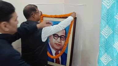 गोरखपुर: जिलाधिकारी ने संविधान दिवस पर कर्मचारियों को जिलाधिकारी सभागार में दिलाई शपथ