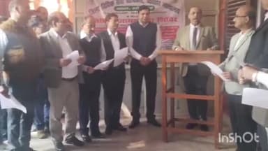 आरा: व्यवहार न्यायालय आर परिषद में संविधान दिवस के मौके पर डॉक्टर अंबेडकर द्वारा संविधान उपदेशिका का पालन करने की शपथ ली गई