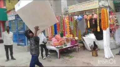 बांका: शहर की दो फूल डेकोरेशन दुकानों से नगर परिषद ने थर्मोकोल किया जब्त, जुर्माना भी वसूला