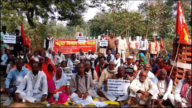 ज्ञानपुर: भदोही कलेक्ट्रेट पर अखिल भारतीय संयुक्त किसान मोर्चा ने विभिन्न मांगों को लेकर किया धरना