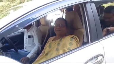 बटियागढ़: मां चंडी और फतेहपुर अजब धाम के दर्शन के बाद बागेश्वर पीठाधीश्वर की पदयात्रा में शामिल हुईं हटा विधायक