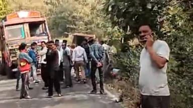 सेलू: सहलीसाठी जात असलेल्या शालेय विद्यार्थ्यांच्या बसला हिंगणी जवळ पेंढरी घाटात अपघात; 2 विद्यार्थी ठार तर 10 ते 15 जण जखमी