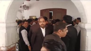 कानपुर: कोतवाली पुलिस द्वारा अधिवक्ता की गिरफ्तारी के बाद पुलिस आयुक्त कार्यालय पहुंचे सैकड़ों अधिवक्ता