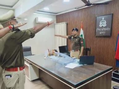 कानपुर: संविधान दिवस के अवसर पर पुलिस कमिश्नर और अपर पुलिस कमिश्नर ने नियुक्त अधिकारियों व कर्मियों को दिलाई शपथ