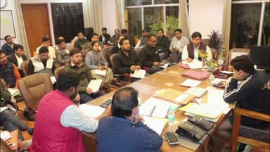 रामपुर: सिविल लाइन क्षेत्र स्थित कैंप कार्यालय पर डीएम की अध्यक्षता में हुई राजस्व कार्यों की बैठक