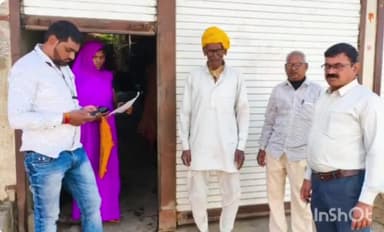 पेटलावद: सारंगी में स्वास्थ्य विभाग की टीम घर-घर जाकर बना रही आयुष्मान कार्ड