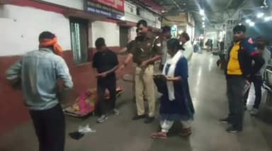 मुगलसराय: डीडीयू जंक्शन पर चलती ट्रेन में सवार होने के प्रयास में यात्री की हुई मौत, प्लेटफार्म पर पानी लेने गया था