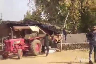 बल्देवगढ़: बल्देवगढ़-खरगापुर मार्ग पर भेलसी के पास जमीनी विवाद, मारपीट का वीडियो हुआ वायरल