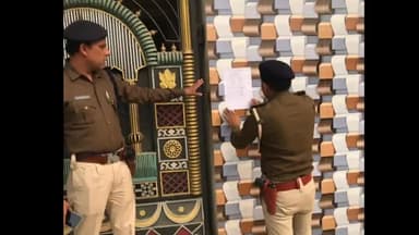 उचकागांव: उचकागांव के बलेसरा गांव में पुलिस ने आरोपी के घर चिपकाया इश्तिहार