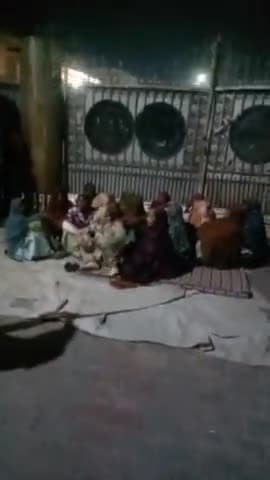 मवाना: बुधवार को मवाना के मेरठ रोड स्थित गत्ता फैक्ट्री में क्रेन की चेन टूटने से कर्मचारी की हादसे में मौत, परिजनों का धरना