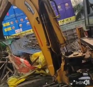 सिंगरौली: ट्रामा सेंटर के सामने अतिक्रमण हटाया गया, नगर पालिक निगम और पुलिस बल ने की कार्रवाई