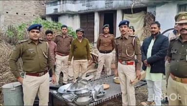 थावे: थावे थाना पुलिस ने हत्या मामले में फरार आरोपी के घर देवरिया जिले में की कुर्की