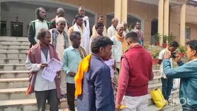 रॉबर्ट्सगंज: कलेक्ट्रेट में आदिवासियों ने किया प्रदर्शन, दलाल पर पावर प्लांट कंपनी के नाम पर जमीन अपने नाम करवाने का आरोप