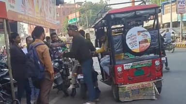 झांसी: इलाइट चौराहे पर ई-रिक्शा ड्राइवर और बाइक सवार के बीच हुई मारपीट का वीडियो हुआ वायरल