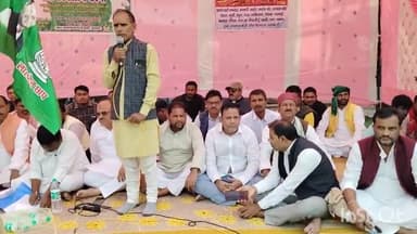 सासाराम: सासाराम के कलेक्ट्रेट गेट के सामने राजद के कार्यकर्ताओं ने अपनी विभिन्न मांगों को लेकर एक दिवसीय धरना प्रदर्शन किया