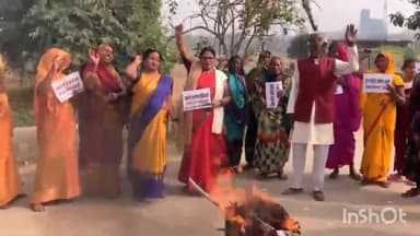 रॉबर्ट्सगंज: चुर्क तिराहे पर महिला कांग्रेस ने समाज कल्याण अधिकारी का पुतला फूंका