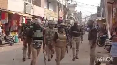 रॉबर्ट्सगंज: रॉबर्ट्सगंज में सीओ डॉ चारु द्विवेदी की अगुवाई में पुलिस फोर्स ने किया मार्च, संभल हिंसा के बाद चौकसी बढ़ाई गई