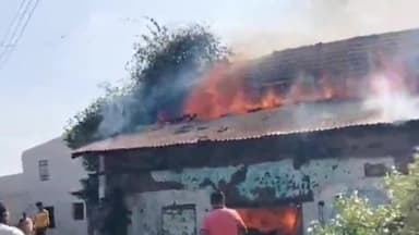 सेलू: आजनगाव येथे घराला आग लागून कापूस, सोयाबीन व शेतीउपयोगी साहित्य जळून खाक; शेतकऱ्याचे ५ लाखाचे नुकसान