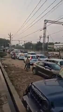 पुनिया कॉलोनी पर ओवर ब्रिज निर्माण कर तहत आमजनता परेशान, प्रशासन मोन