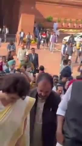 कनाट प्लेस: संसद भवन में दाखिल होने से पहले राहुल गांधी ने प्रियंका गांधी का मोबाइल से खींचा फोटो
