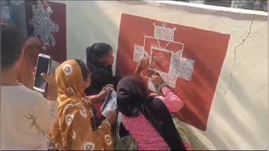 पीपलदा: इटावा कस्बे में शहरी रोजगार योजना के तहत सौंदर्यकरण के लिए पालिका द्वारा बनवाई जा रही रंगोली की लोगों ने की सराहना