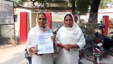 मिर्ज़ापुर: कंतित की निवासिनी महिला ने पिछले 10 वर्षों से नाली, खड़ंजा और सीवर की व्यवस्था न होने पर डीएम को कलेक्ट्रेट में सौंपा पत्र