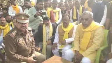 केराकत: शुक्रवार को जलालपुर क्षेत्र में कार से रौंदकर हुई हत्या मामले में पीड़ित परिजनों से मिले ओमप्रकाश राजभर