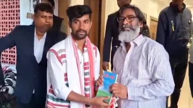 कांके: कांके रोड स्थित सीएम आवास पर सैकड़ों लोगों ने सीएम को दी बधाई, राज्य के विभिन्न जिलों से आए लोग