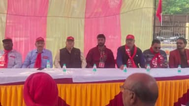 झांसी: कारखाना के पास एन.सी.आर.एम.यू. की विशाल द्वार सभा में रेलवे यूनियन के चुनाव को लेकर हुई चर्चा