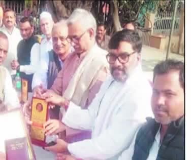 शंकर भईया की पुण्यतिथि पर के अवसर पर *पूर्व सांसद श्री पुष्पेंद्र सिंह चंदेल जी, पूर्व सांसद श्री गंगा चरण राजपूत जी, पूर्व DGP उत्तर प्रदेश श्री सुलखान सिंह जी* ने खुलकर बुन्देलखण्ड राज्य बनाए जाने का समर्थन किया।