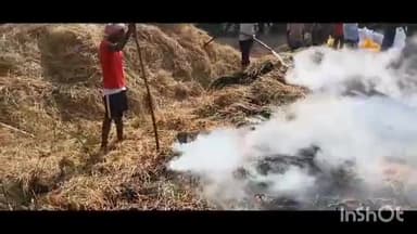 सिसई: चांपी में खलिहान में आग लगने से पुआल और धान जलकर राख