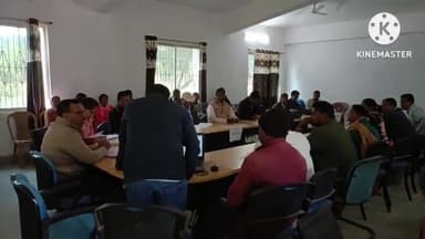 घाघरा: प्रखंड कार्यालय में बीडीओ ने पंचायत कर्मियों और मुखियाओं के साथ योजनाओं की समीक्षा बैठक की