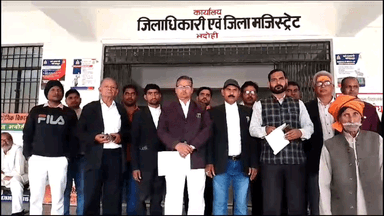 ज्ञानपुर: जिलाधिकारी कार्यालय में अंतरराष्ट्रीय हिंदू परिषद ने बांग्लादेश में हिंदुओं पर हो रहे अत्याचार के विरोध में सौंपा पत्रक