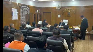 हज़ारीबाग: हजारीबाग सिविल कोर्ट में आगामी राष्ट्रीय लोक अदालत को लेकर प्रधान जिला जज ने प्रशासनिक पदाधिकारियों के साथ बैठक की