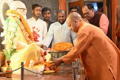 गोरखपुर: CM योगी आदित्यनाथ दो दिनों के लिए गोरखनाथ मंदिर पहुंचे, गोरक्षनाथ और ब्रह्मलीन महंत अवैद्यनाथ का लिया आशीर्वाद