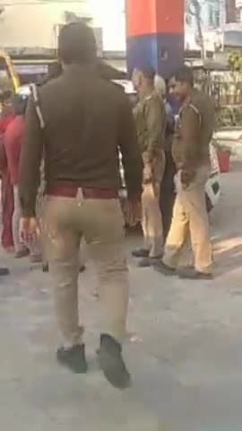 मवाना: शनिवार को मवाना थाने के पास मेरठ रोड पर अनियंत्रित ट्रक ने कार में मारी टक्कर जमकर हंगामा थाने पहुंचा मामला