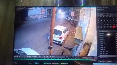 झांसी: झोकन बाग स्थित गुरुद्वारे के पास 2 कारों और बाइक की हुई टक्कर, घटना CCTV में कैद