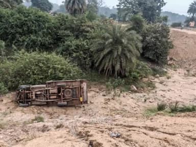 कांकेर: नंदन मारा पुल के पास पिकअप चालक ने कार को मारी टक्कर, दोनों वाहन पलटे