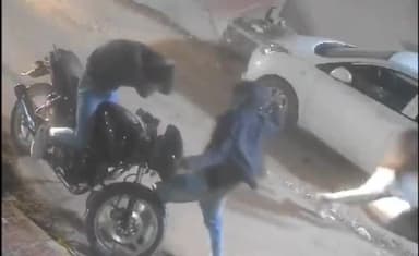 रायबरेली: मलिकमऊ कॉलोनी के समीप बाइक पर सवार युवक को बेखौफ दबंगों ने बेरहमी से पीटा, मारपीट का वीडियो हुआ वायरल